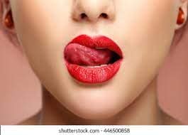 होंठ चाटने